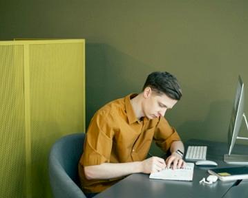 Cum să structurezi un CV: Ghid de format CV pentru 2025