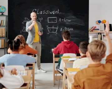 Cum să scrii o scrisoare de intenție pentru profesor (+ exemple)
